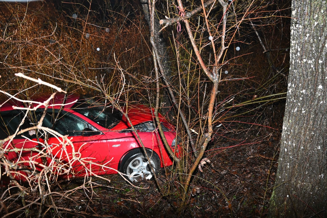 Unfall auf der Kriessernstrasse in St. Gallen: 43-Jähriger Mann bleibt unverletzt, Auto total beschädigt. Unfall auf der Kriessernstrasse in St. Gallen: 43-Jähriger Mann bleibt unverletzt, Auto total beschädigt.