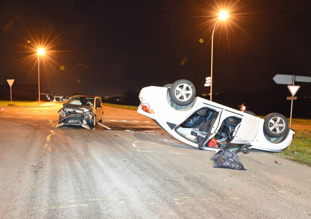 Umgekipptes Fahrzeug beim Verkehrsunfall bei Triengen LU Das umgekippte Auto beim Verkehrsunfall bei Triengen LU
