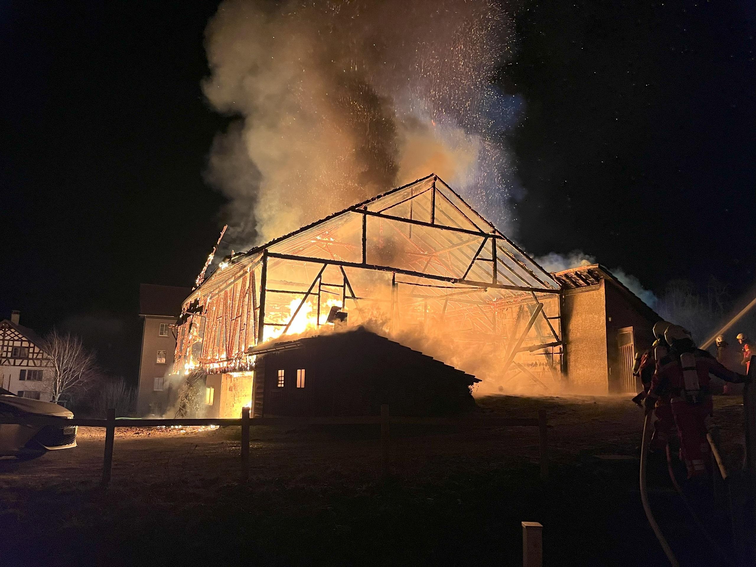 Vollständige Zerstörung einer Scheune durch Brand in Ottikon ZH Vollständige Zerstörung einer Scheune durch Brand in Ottikon ZH