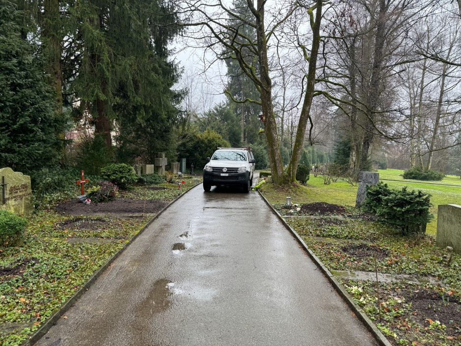 St. Gallen: 18-Jährige auf Ostfriedhof von Lieferwagen überrollt St. Gallen: 18-Jährige auf Ostfriedhof von Lieferwagen überrollt