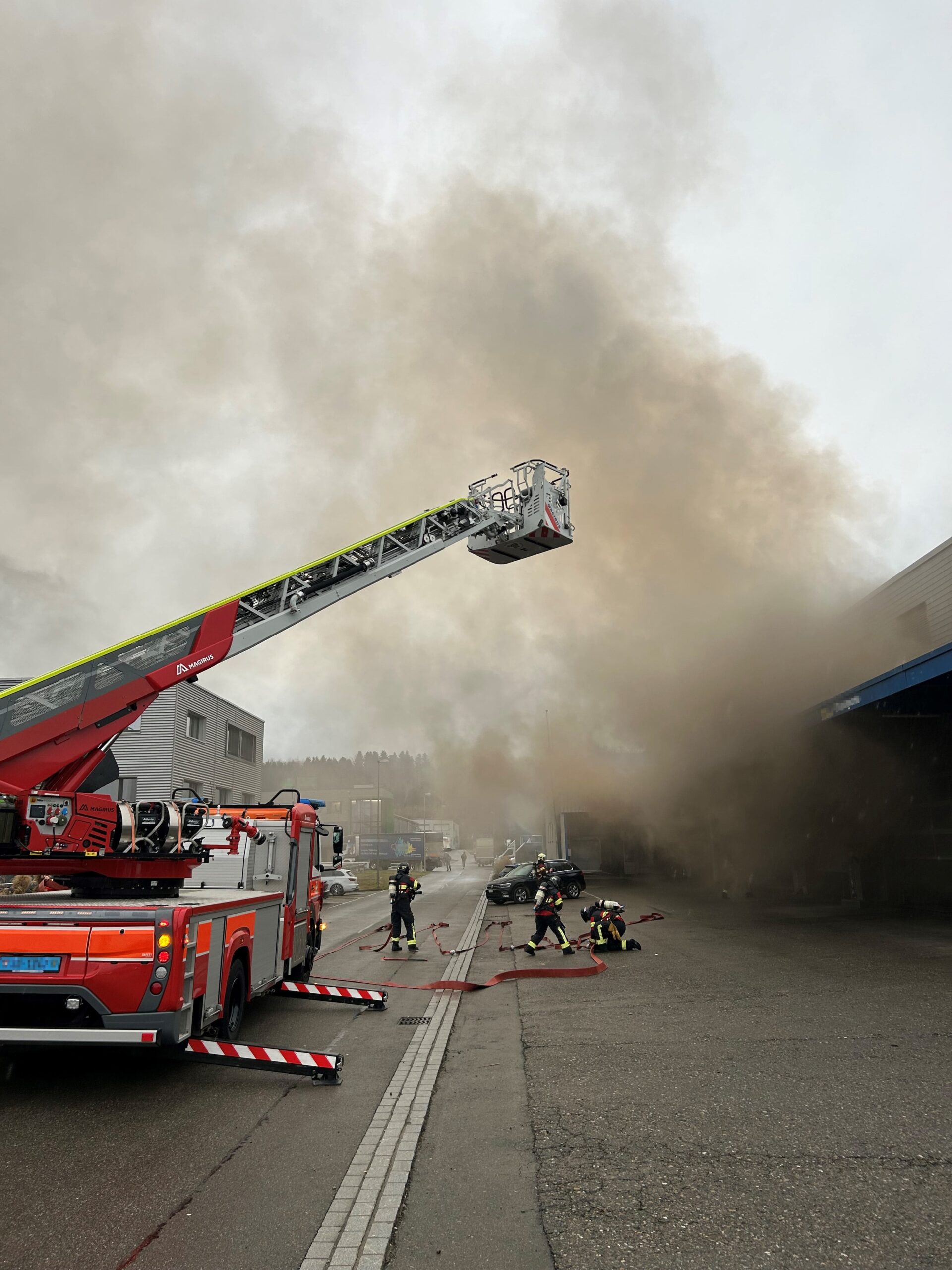 Grossbrand in Industriehalle in Sirnach TG: Acht Personen medizinisch versorgt Grossbrand in Industriehalle in Sirnach TG: Acht Personen medizinisch versorgt