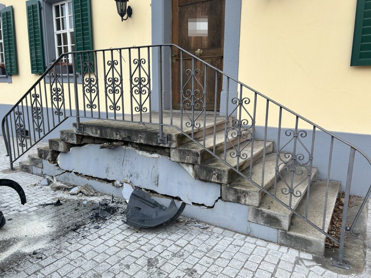 Selbstunfall in Suhr AG: Frau (78) kollidiert mit Treppenmauer Selbstunfall in Suhr AG: Frau (78) kollidiert mit Treppenmauer