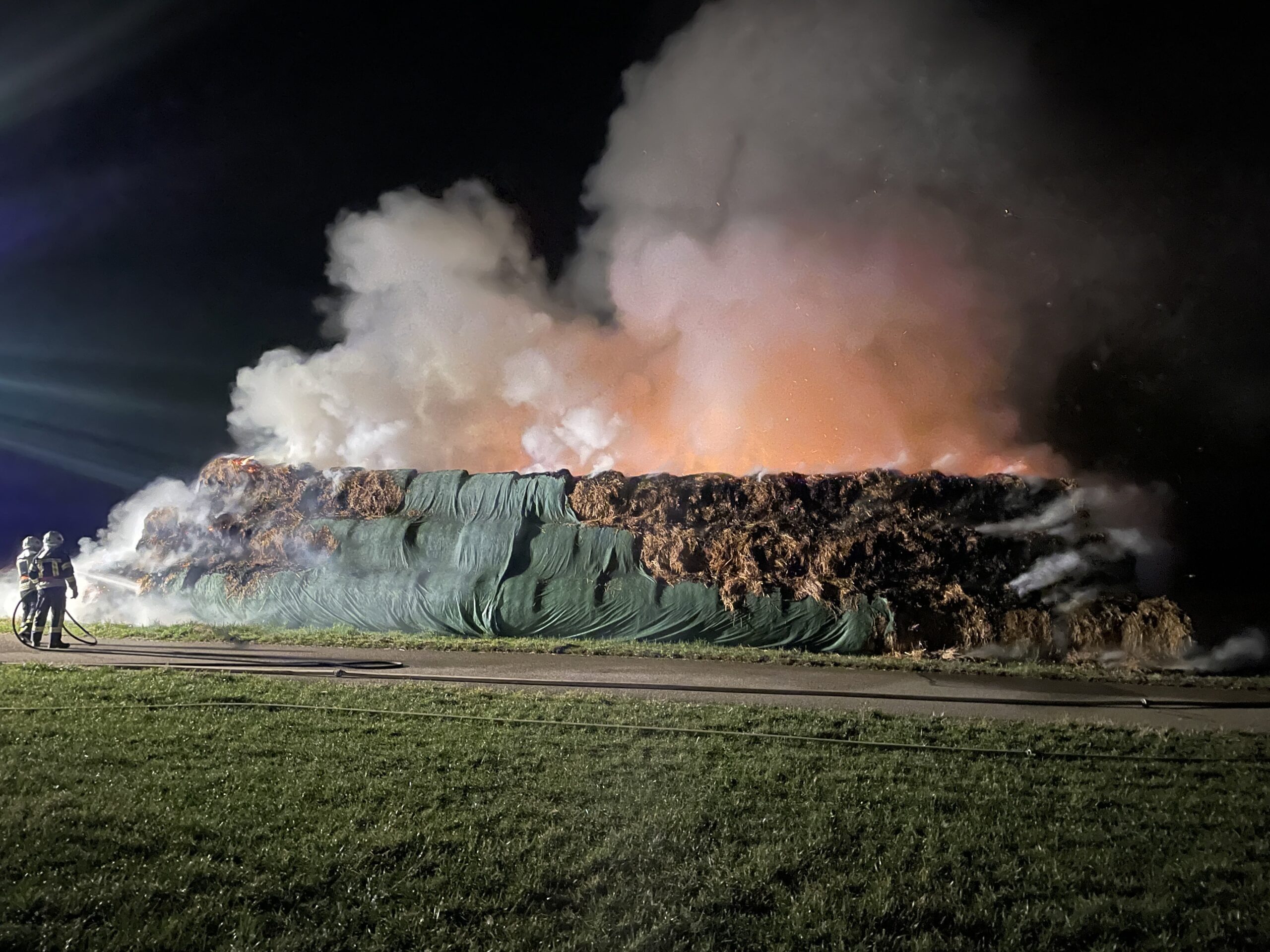 Ungeklärter Brand von rund 100 Strohballen in Hörhausen TG Ungeklärter Brand von rund 100 Strohballen in Hörhausen TG
