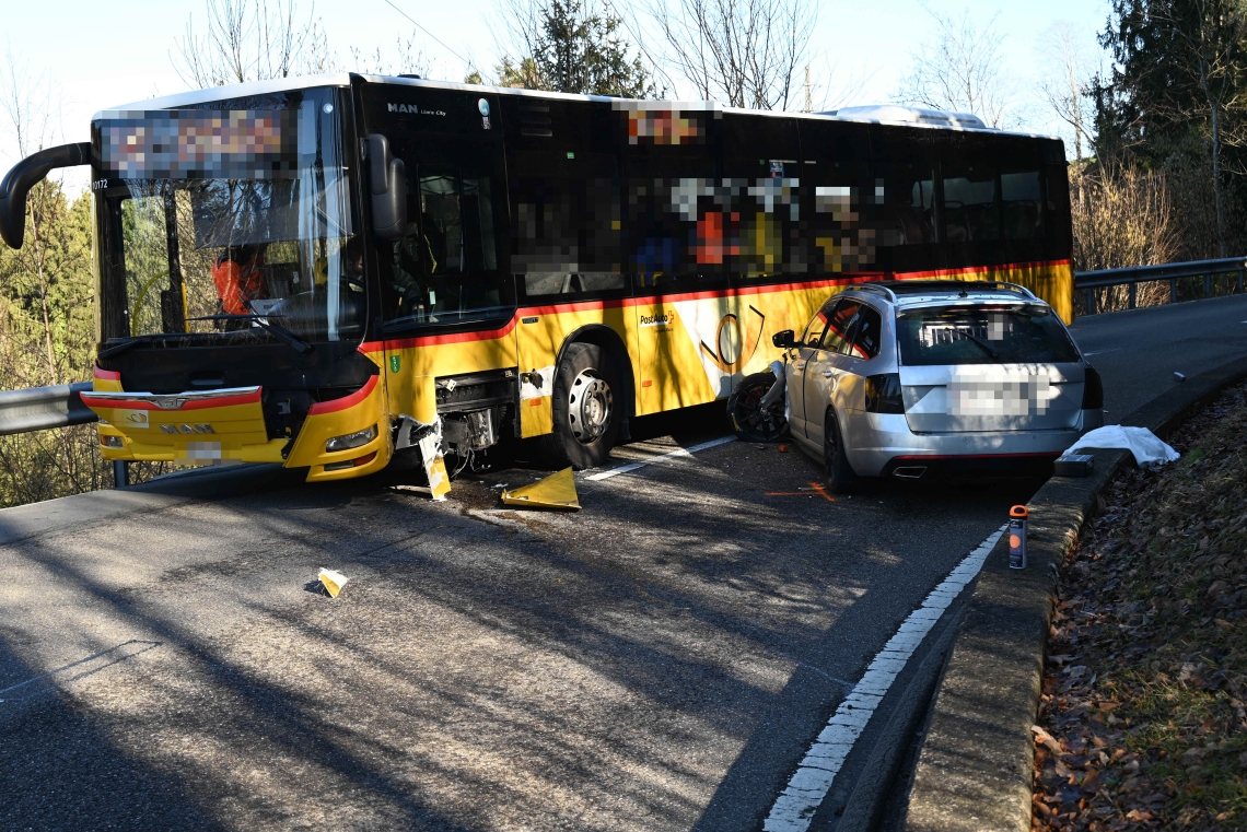 Kollision auf der Goldacherstrasse SG: Auto und Postauto beteiligt Kollision auf der Goldacherstrasse SG: Auto und Postauto beteiligt