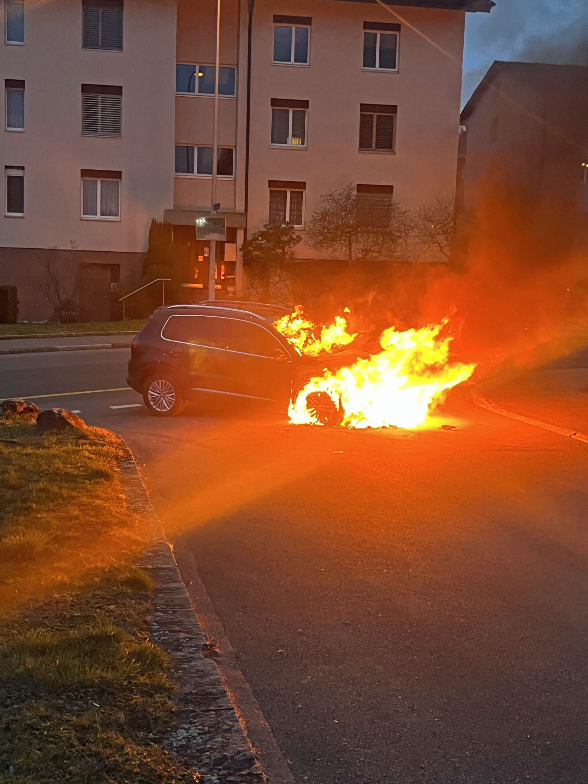 Feuer auf der Kirchfeldstrasse in Emmen LU: Auto in Flammen Feuer auf der Kirchfeldstrasse in Emmen LU: Auto in Flammen