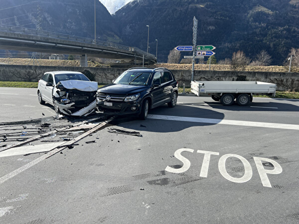 Schwerer Verkehrsunfall in Uri führt zu erheblichen Verletzungen und hohem Sachschaden Schwerer Verkehrsunfall in Uri führt zu erheblichen Verletzungen und hohem Sachschaden