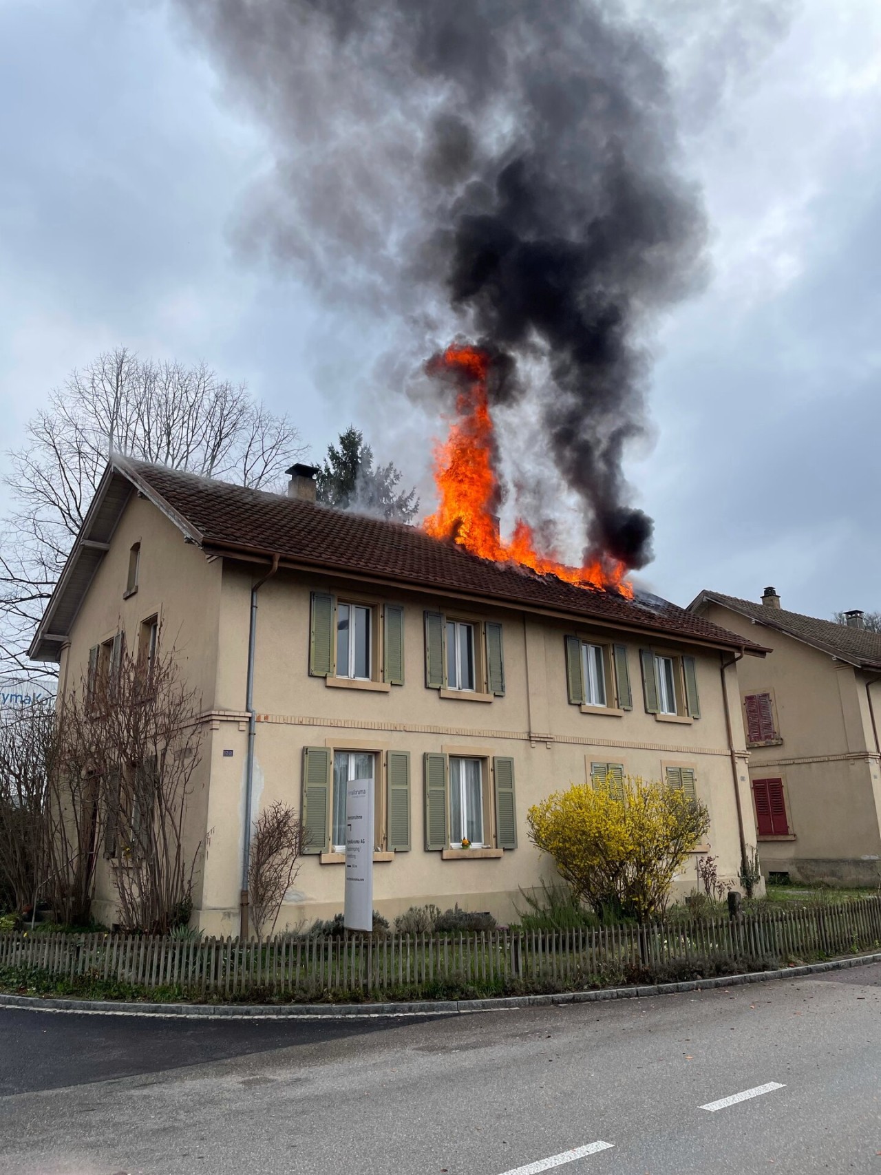 Rheinfelden AG: Erheblicher Sachschaden nach Brand in Doppeleinfamilienhaus Rheinfelden AG: Erheblicher Sachschaden nach Brand in Doppeleinfamilienhaus