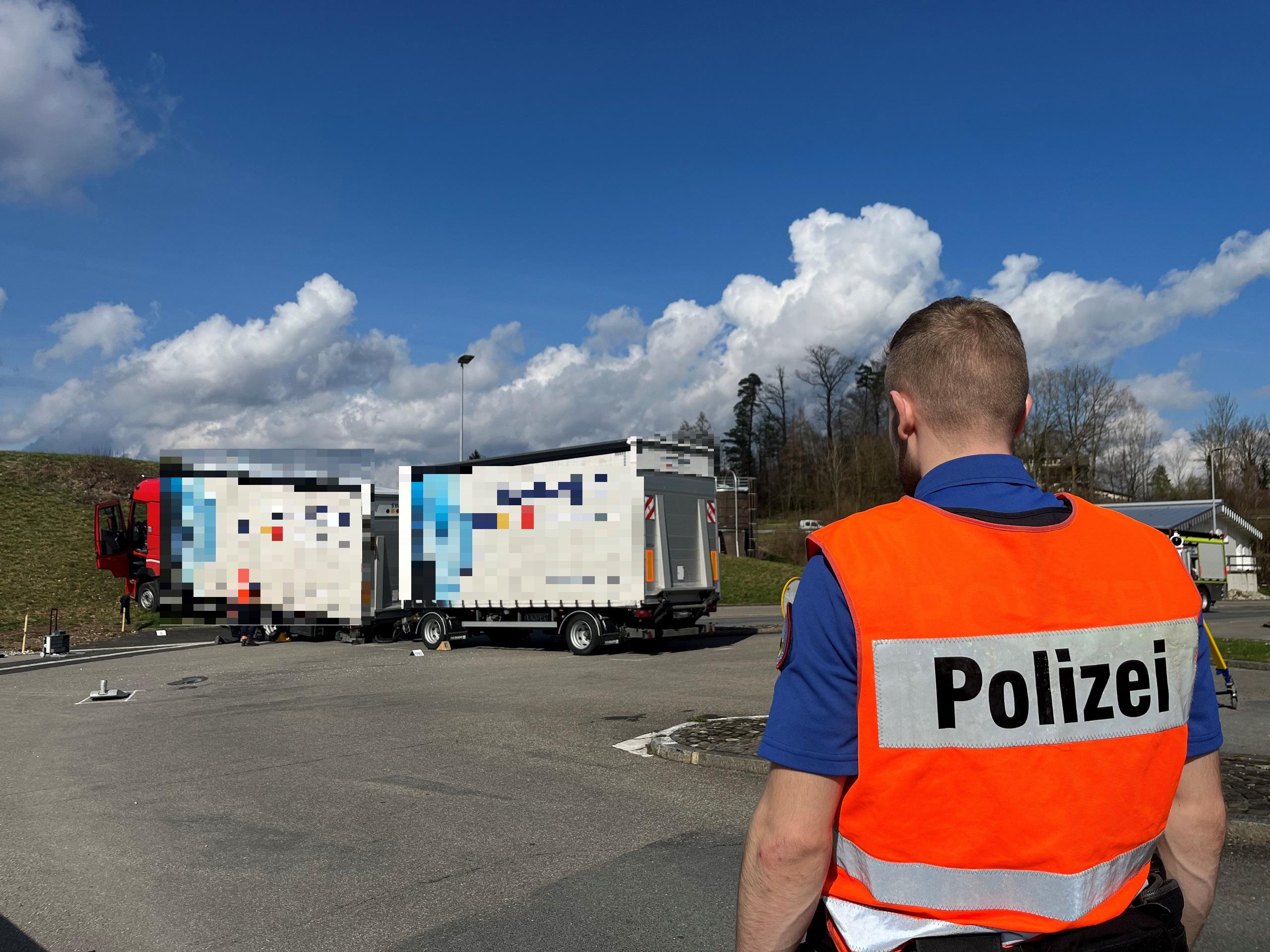 Rüschlikon ZH: Lastwagenchauffeur stirbt bei Selbstunfall Rüschlikon ZH: Lastwagenchauffeur stirbt bei Selbstunfall