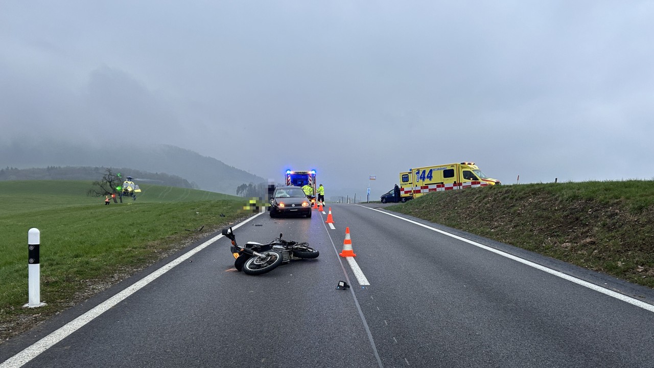 Kaisten AG: Schwerer Verkehrsunfall zwischen Motorrad und VW Golf Kaisten AG: Schwerer Verkehrsunfall zwischen Motorrad und VW Golf