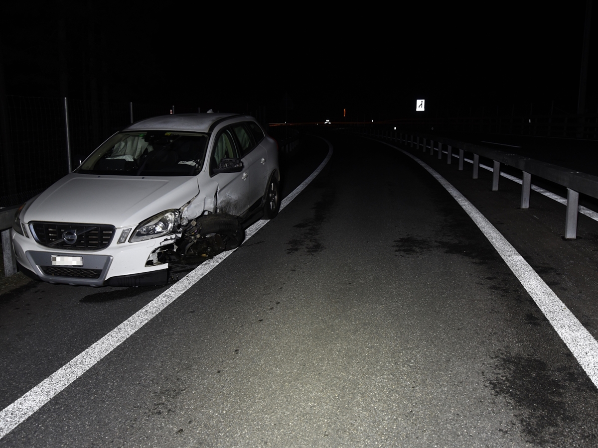 Kollision auf der Autostrasse in Sufers: Fahrer nickt ein und kollidiert mit Mittelleitplanke Kollision auf der Autostrasse in Sufers: Fahrer nickt ein und kollidiert mit Mittelleitplanke