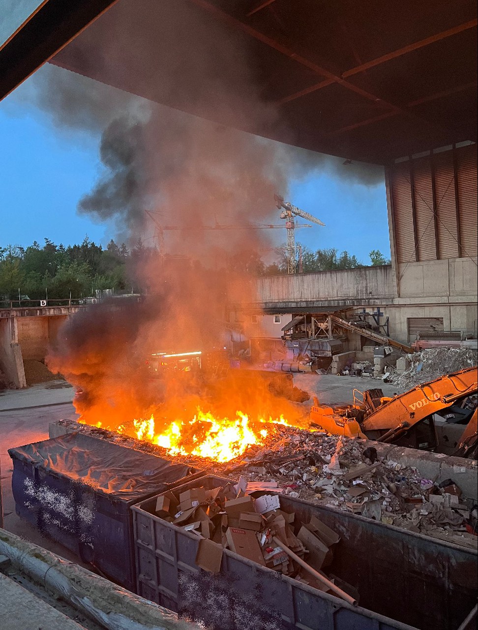 Brand in Abfallentsorgungsstelle in Birsfelden BL Brand in Abfallentsorgungsstelle in Birsfelden BL