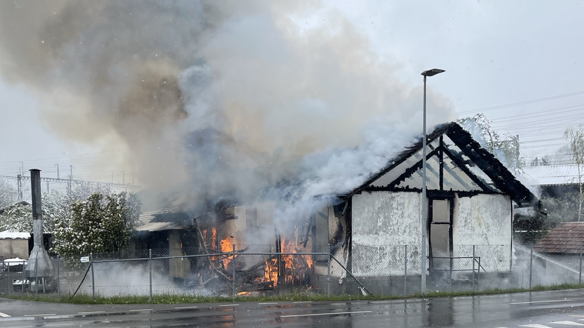 Brand in Fabrikgebäude in Frutigen BE – Schnelle Reaktion der Feuerwehr verhindert Verletzungen Brand in Fabrikgebäude in Frutigen BE – Schnelle Reaktion der Feuerwehr verhindert Verletzungen