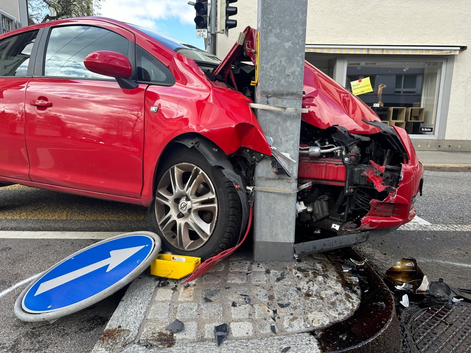 Kollision auf der Rorschacher Strasse: Autofahrer verliert Kontrolle Kollision auf der Rorschacher Strasse: Autofahrer verliert Kontrolle