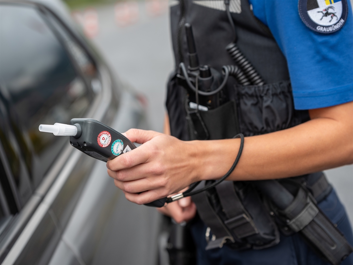 Alkoholbedingte Verkehrsunfälle in Graubünden führen zu mehreren Kollisionen Alkoholbedingte Verkehrsunfälle in Graubünden führen zu mehreren Kollisionen