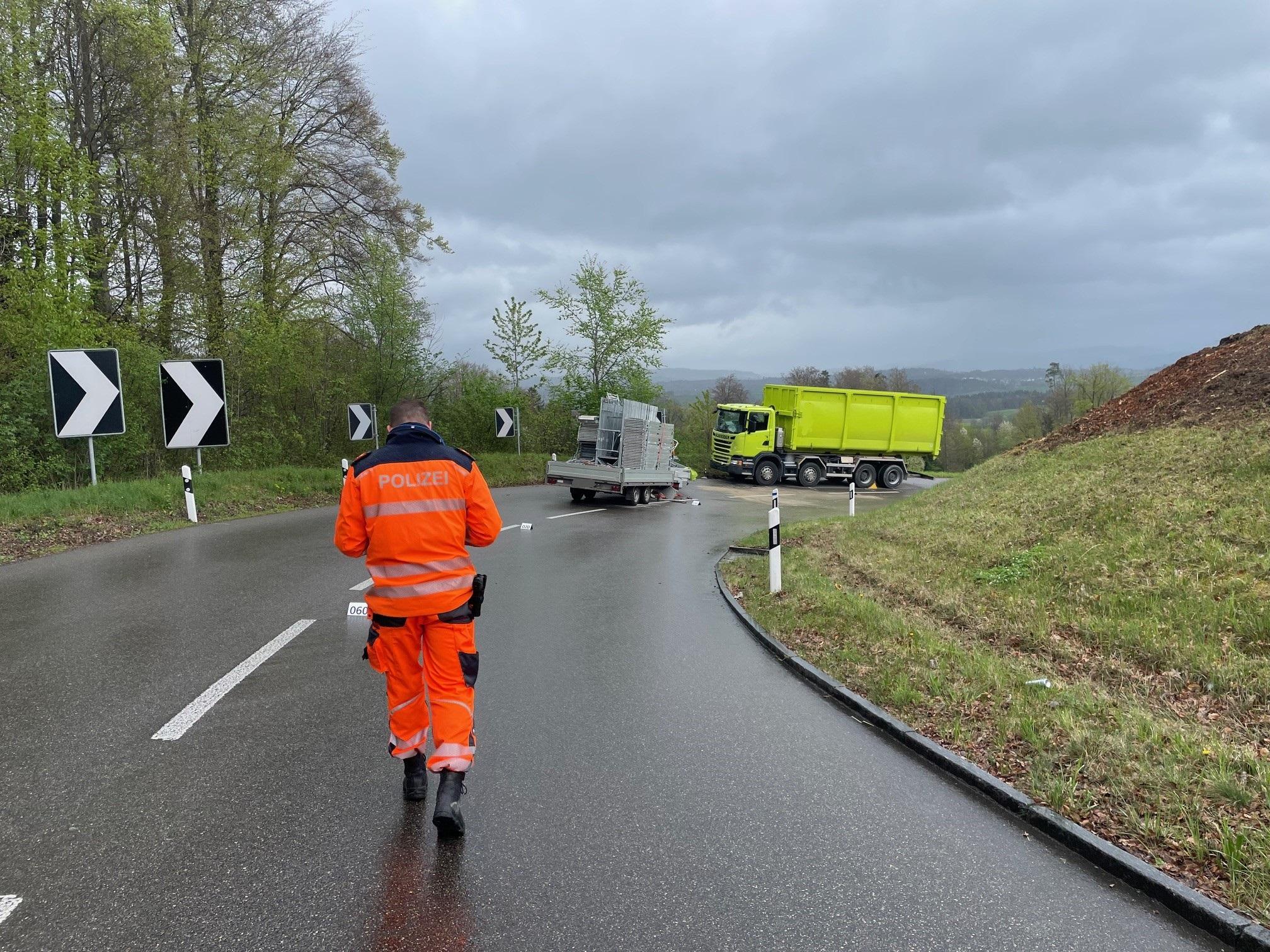 Zwei Verletzte bei Verkehrsunfall in Hinteregg ZH Zwei Verletzte bei Verkehrsunfall in Hinteregg ZH