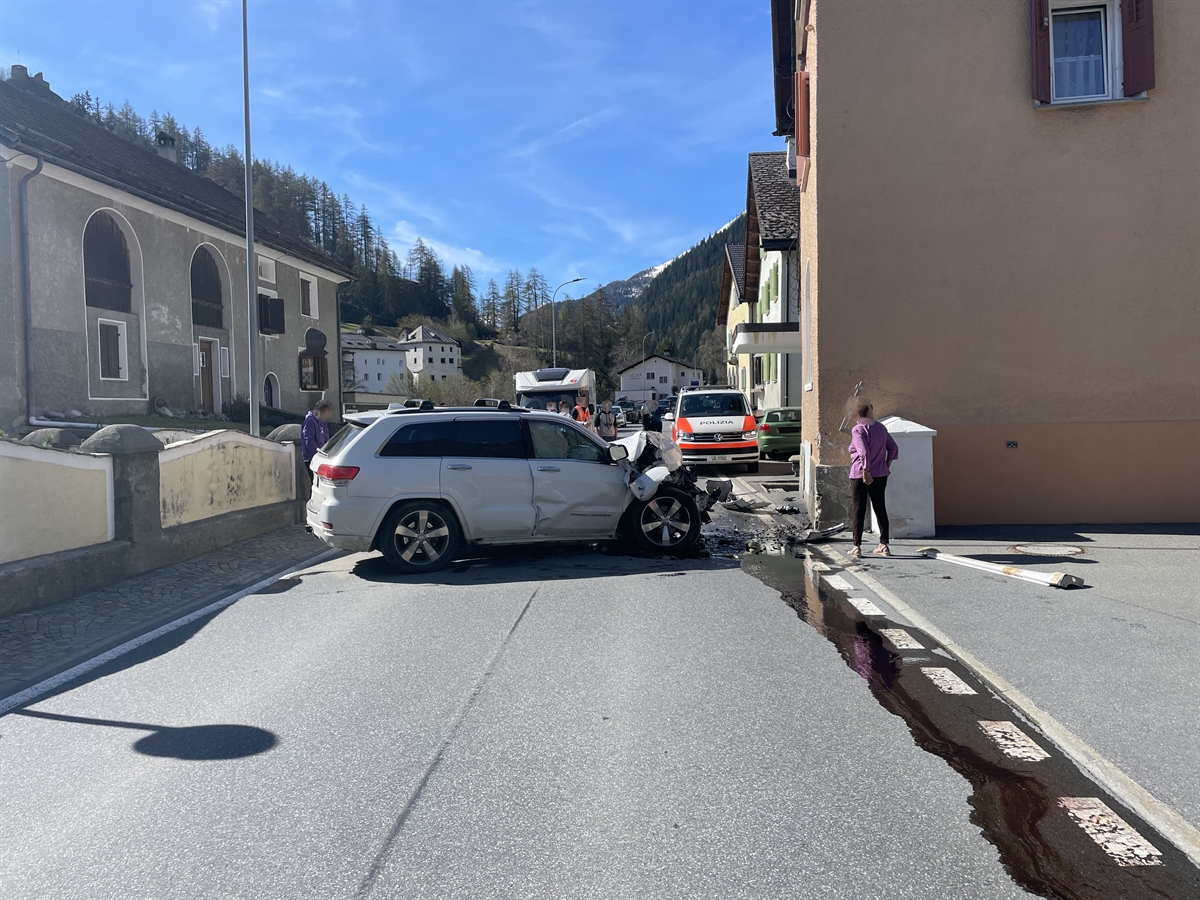 Kollision mit Hausecke in Susch GR führt zu Verletzungen und Strassensperrung Kollision mit Hausecke in Susch GR führt zu Verletzungen und Strassensperrung