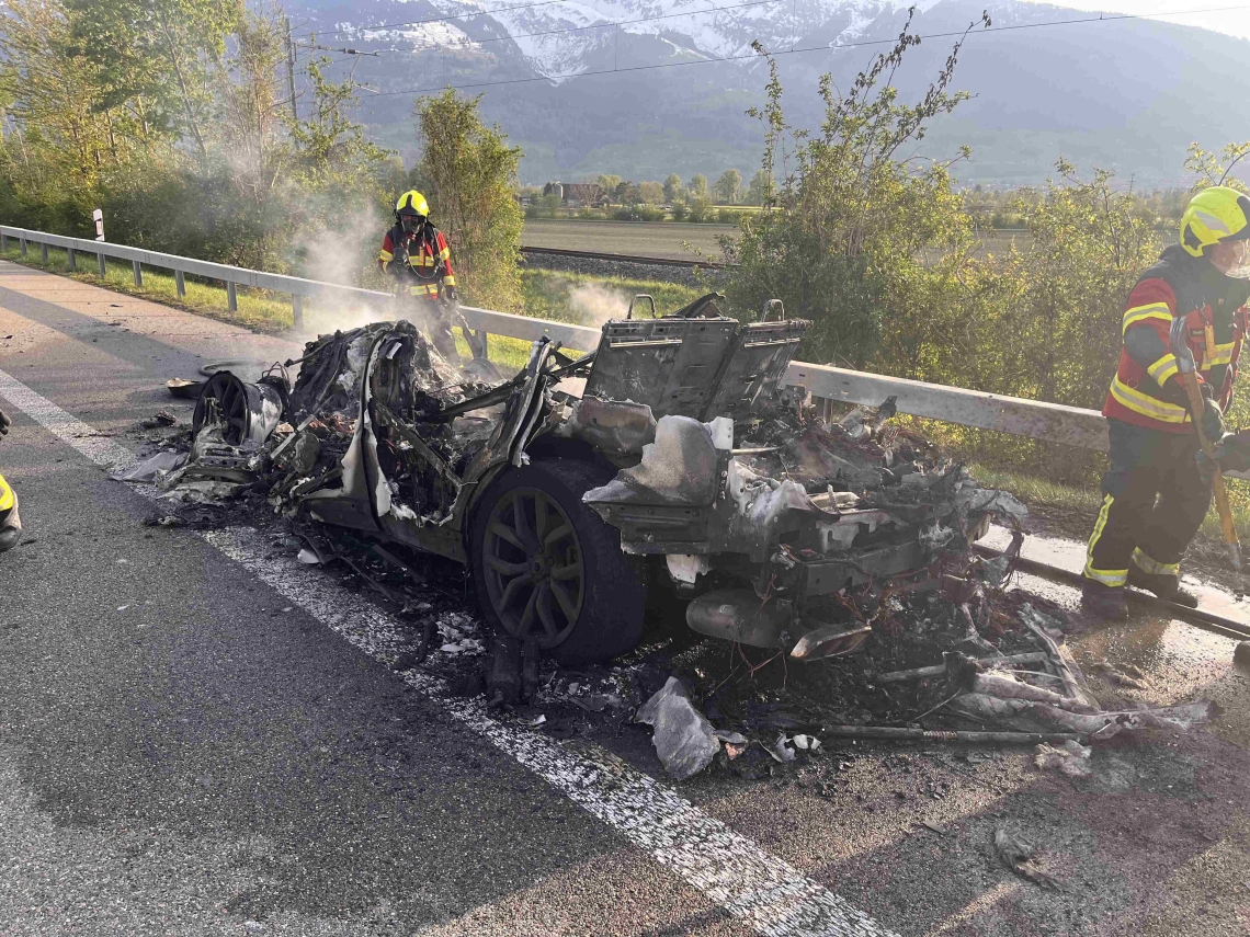 Vollbrand auf der Autobahn A13: Technischer Defekt führt zu Autobrand Vollbrand auf der Autobahn A13: Technischer Defekt führt zu Autobrand