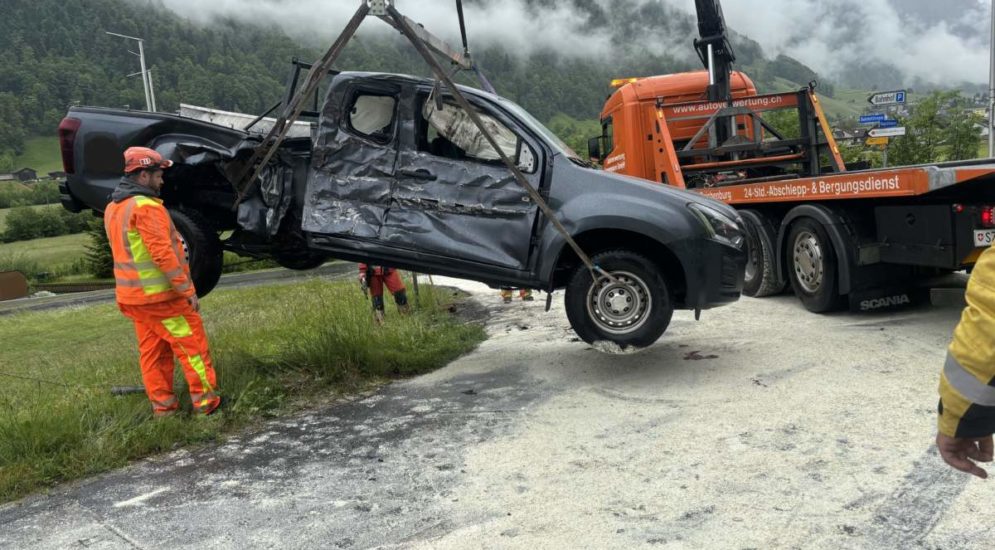 Verkehrsunfall in Leuggelbach GL: Kollision zwischen Lieferwagen und Lastwagen führt zu Verletzungen Verkehrsunfall in Leuggelbach GL: Kollision zwischen Lieferwagen und Lastwagen führt zu Verletzungen