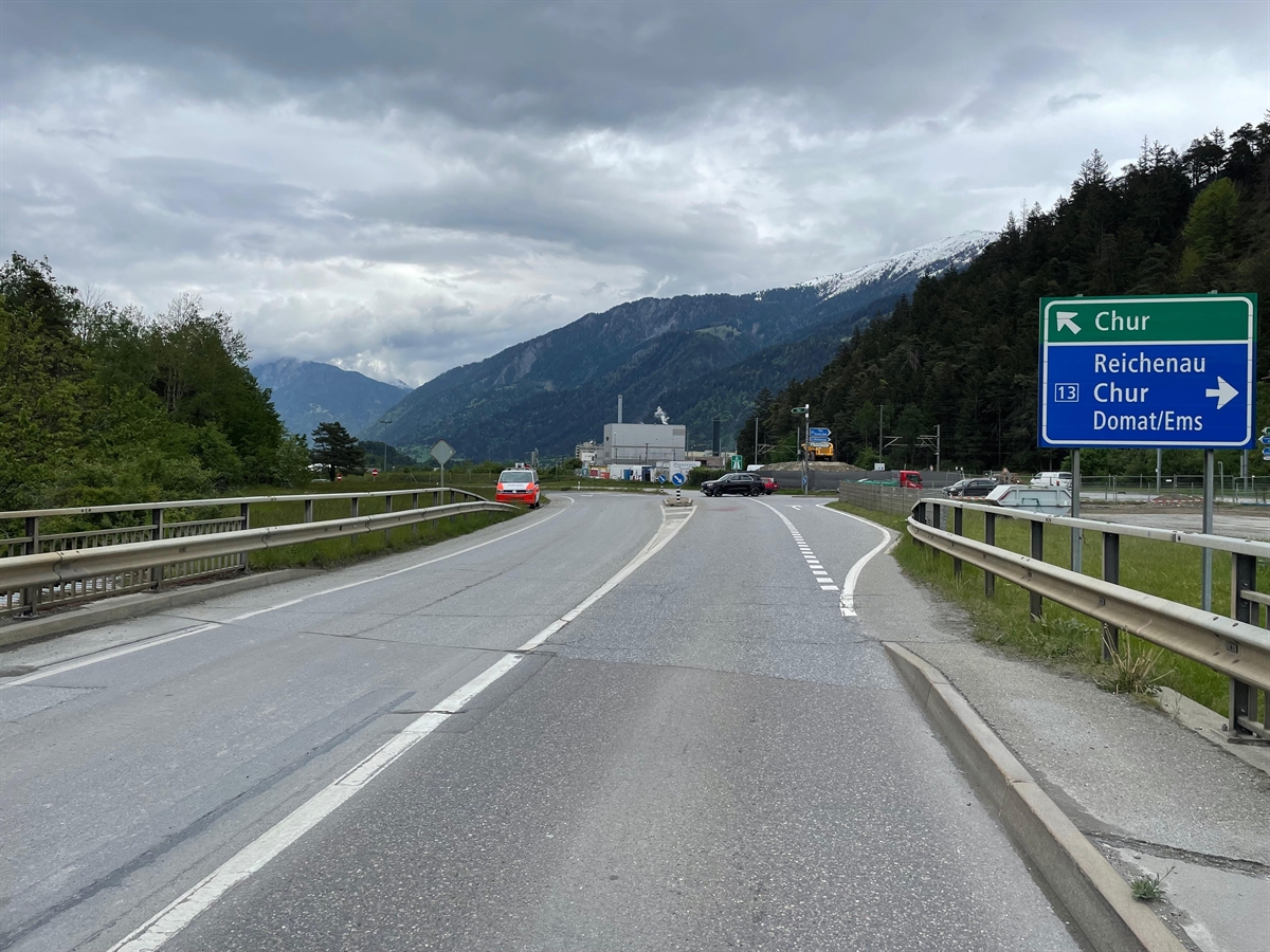 Zeugenaufruf: Streifkollision in Domat/Ems GR beteiligt 18-jährigen Motorradfahrer und goldfarbenen Suzuki Zeugenaufruf: Streifkollision in Domat/Ems GR beteiligt 18-jährigen Motorradfahrer und goldfarbenen Suzuki