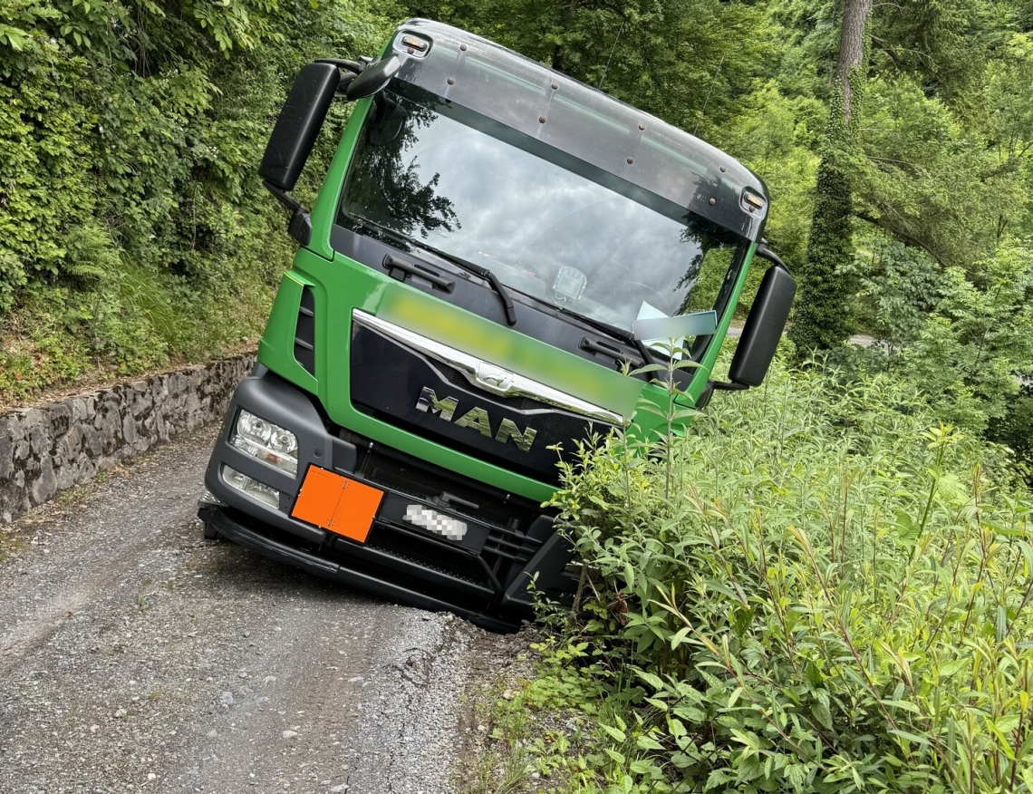 Tanklastwagen droht in St. Gallen abzurutschen: Bergung im Gange Tanklastwagen droht in St. Gallen abzurutschen: Bergung im Gange