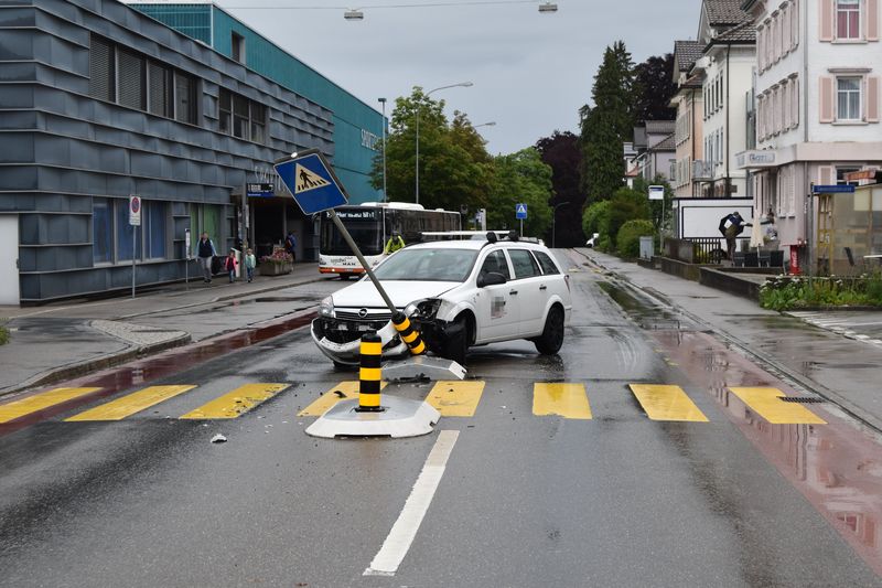 Selbstunfall in Herisau AR führt zu erheblichem Sachschaden Selbstunfall in Herisau AR führt zu erheblichem Sachschaden