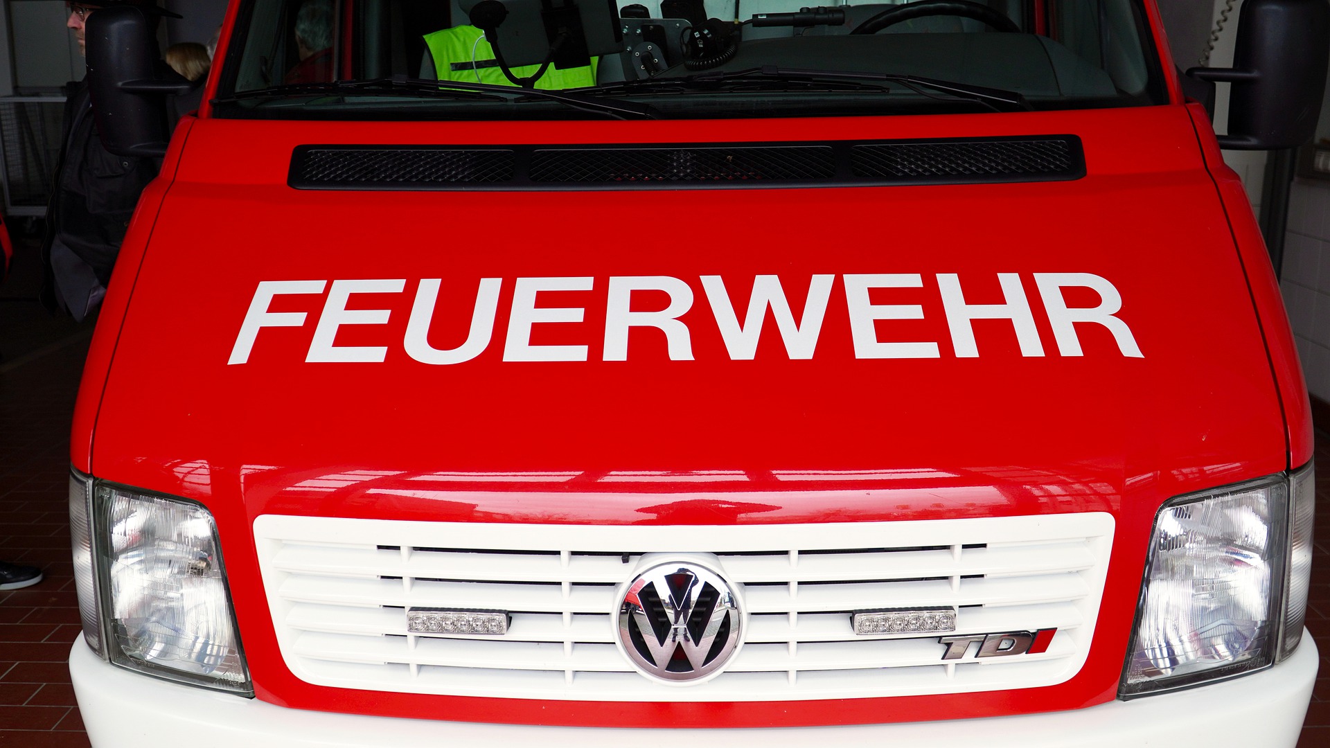 Fahrzeugbrand in Schwanden GL führt zur Strassensperrung Fahrzeugbrand in Schwanden GL führt zur Strassensperrung