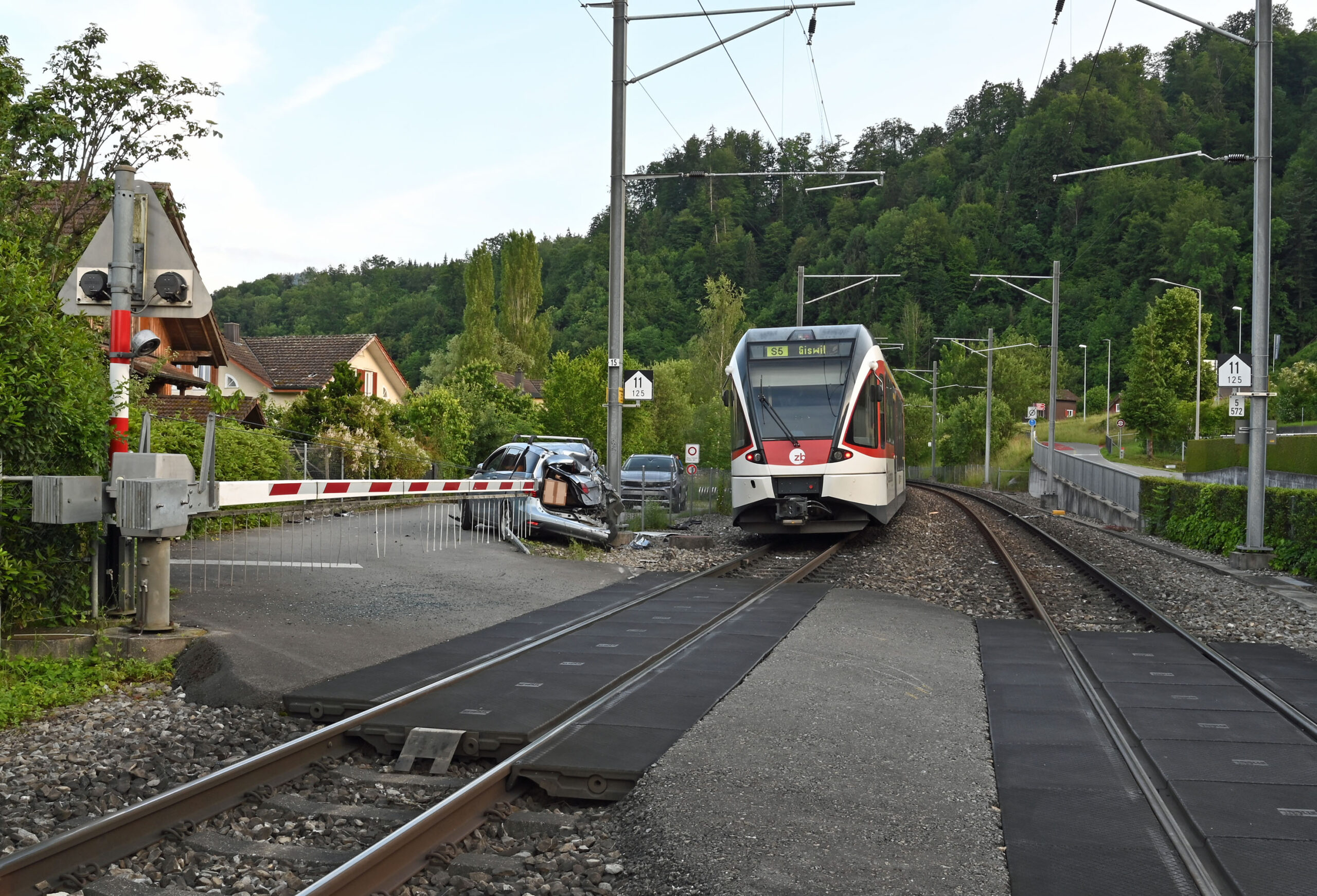 Zug trifft Auto in Horw LU: Keine Verletzten, aber hoher Sachschaden Zug trifft Auto in Horw LU: Keine Verletzten, aber hoher Sachschaden