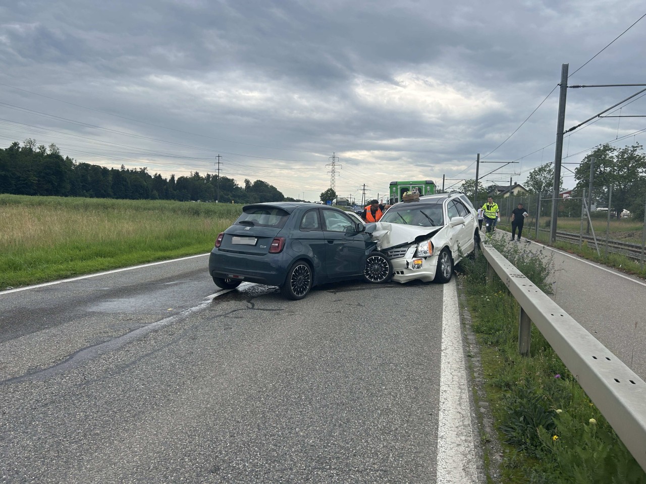 Frontalkollision in Wildegg AG: Auto trifft Anhängerzug Frontalkollision in Wildegg AG: Auto trifft Anhängerzug