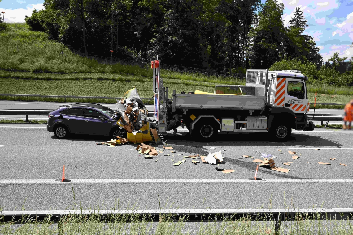 Kollision auf der Autobahn A1: Mann (32) prallt gegen Signalisations-Anhänger Kollision auf der Autobahn A1: Mann (32) prallt gegen Signalisations-Anhänger