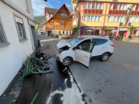 Unfall in Appenzell Innerrhoden: 75-Jähriger kollidiert mit Sitzbank und Hauswand Unfall in Appenzell Innerrhoden: 75-Jähriger kollidiert mit Sitzbank und Hauswand