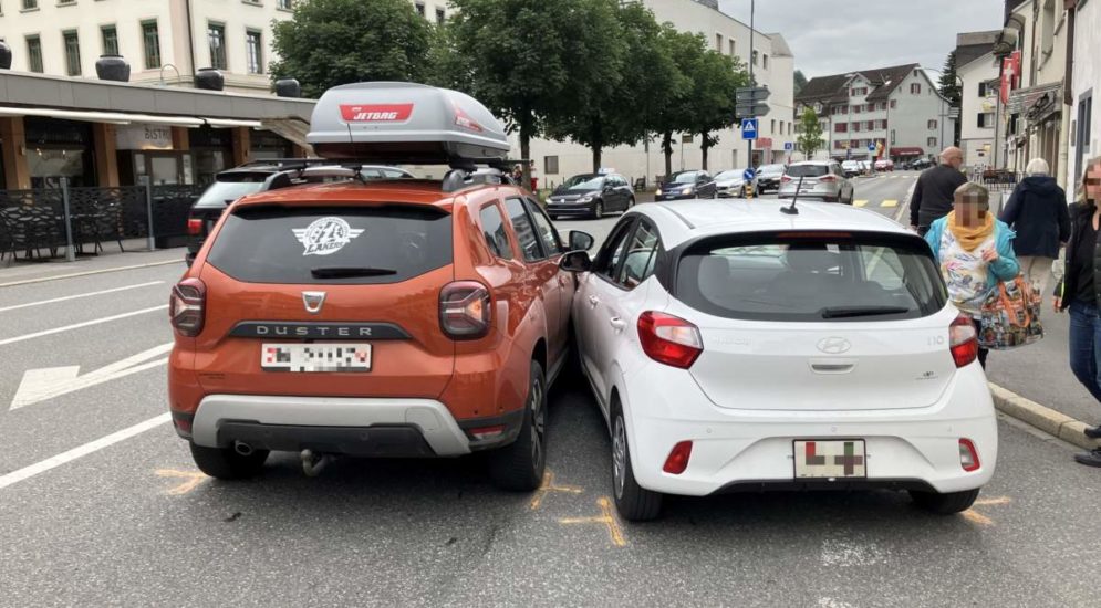 Verkehrsunfall in Näfels GL: Kollision zwischen zwei Autos Verkehrsunfall in Näfels GL: Kollision zwischen zwei Autos