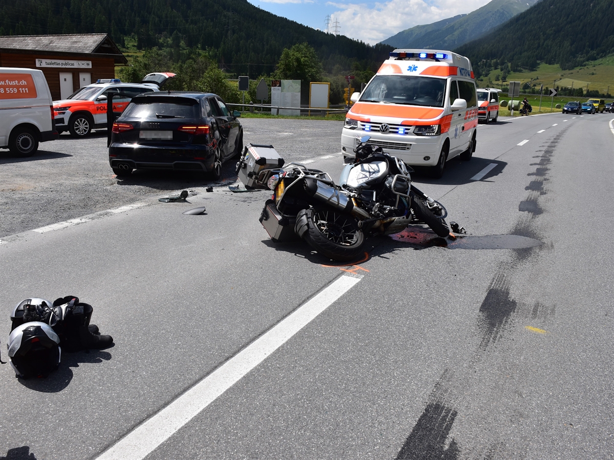 Schwerer Verkehrsunfall in Graubünden: Motorradfahrer und Sozia verletzt Schwerer Verkehrsunfall in Graubünden: Motorradfahrer und Sozia verletzt