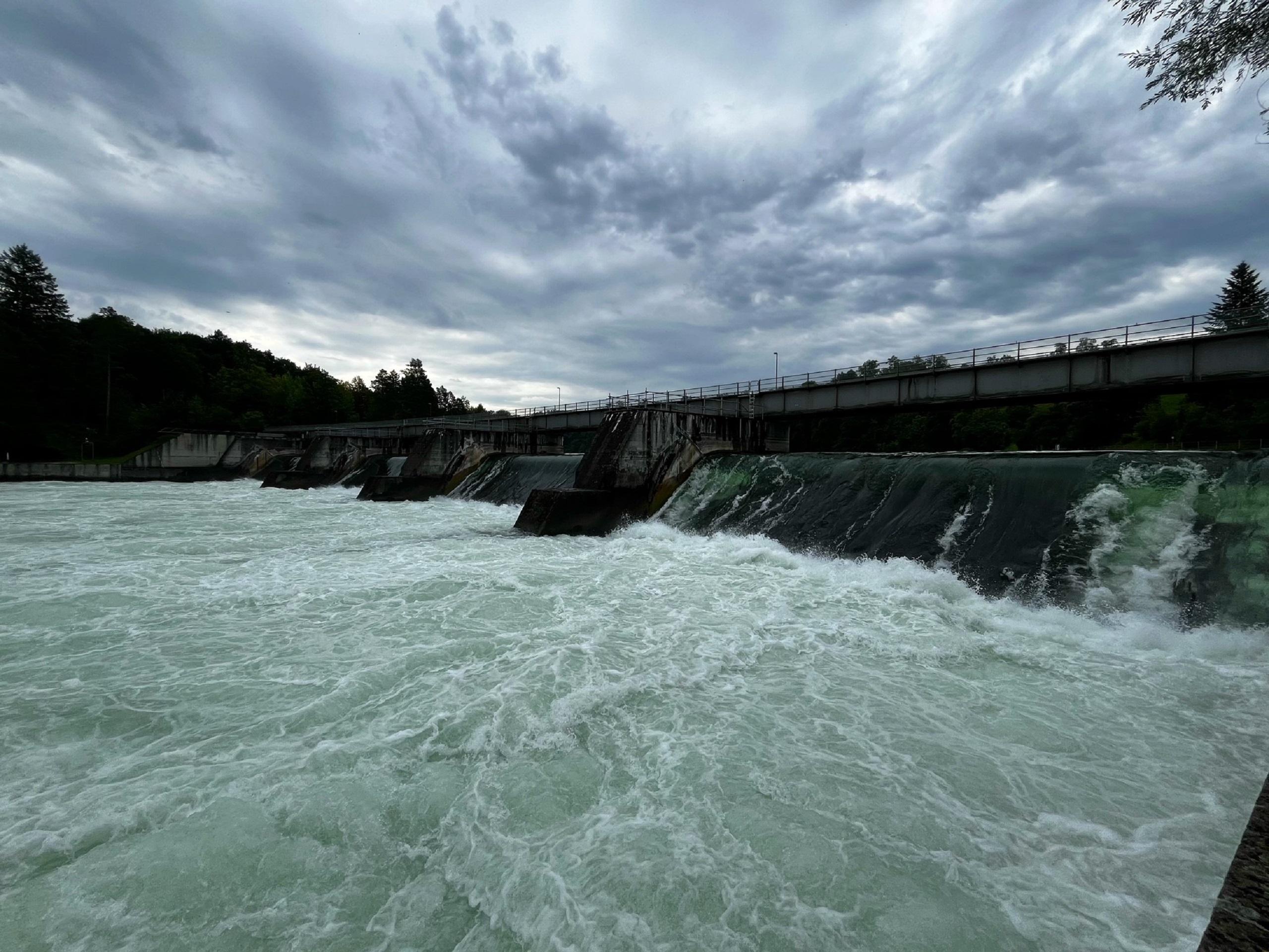 Großeinsatz nach Schlauchbootunfall: Suche nach Vermisstem in Rheinau ZH Großeinsatz nach Schlauchbootunfall: Suche nach Vermisstem in Rheinau ZH