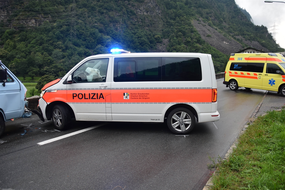 Kollision zwischen Polizeiauto und Personenwagen in Brusio GR führt zu leichten Verletzungen eines Polizisten Kollision zwischen Polizeiauto und Personenwagen in Brusio GR führt zu leichten Verletzungen eines Polizisten