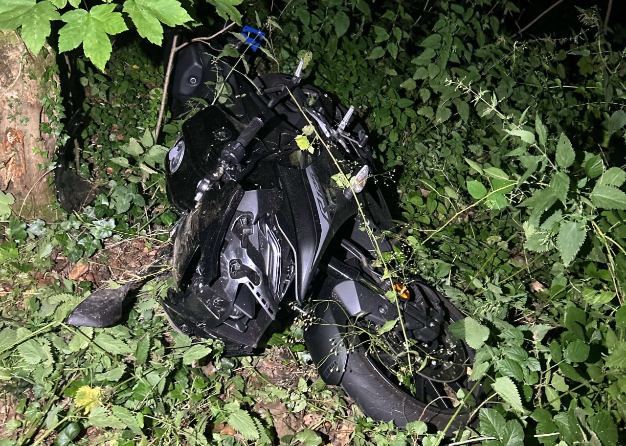 Jugendlicher Motorradfahrer prallt in Möhlin AG gegen Baum Jugendlicher Motorradfahrer prallt in Möhlin AG gegen Baum