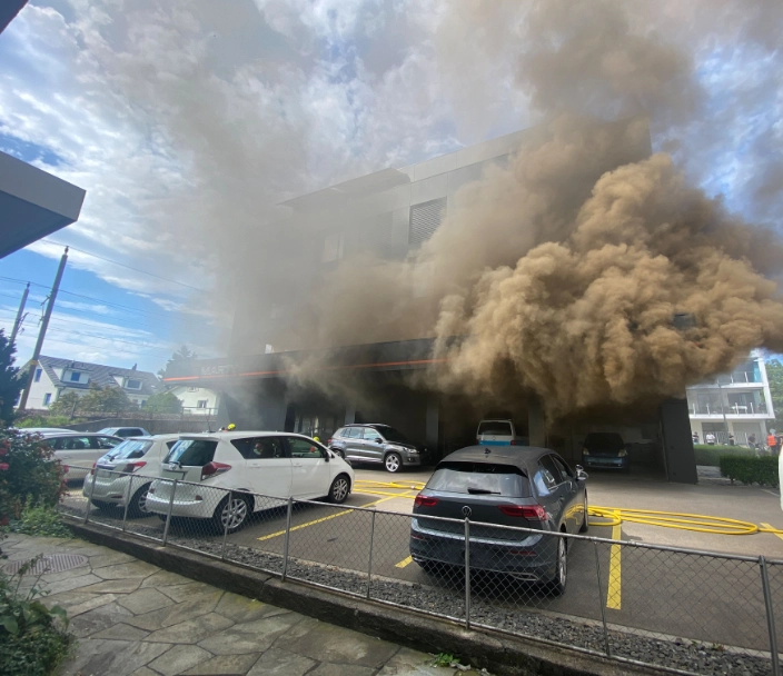 Schnelle Reaktion der Feuerwehr verhindert Schlimmeres bei Autobrand in Baar ZG Schnelle Reaktion der Feuerwehr verhindert Schlimmeres bei Autobrand in Baar ZG