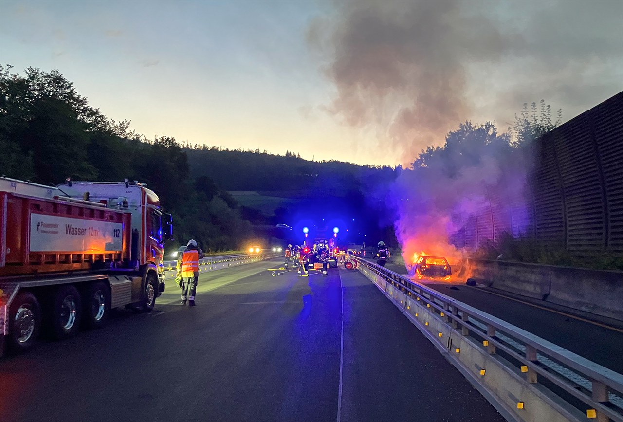 Fahrzeugbrand auf Autobahn A2 bei Zunzgen BL Fahrzeugbrand auf Autobahn A2 bei Zunzgen BL