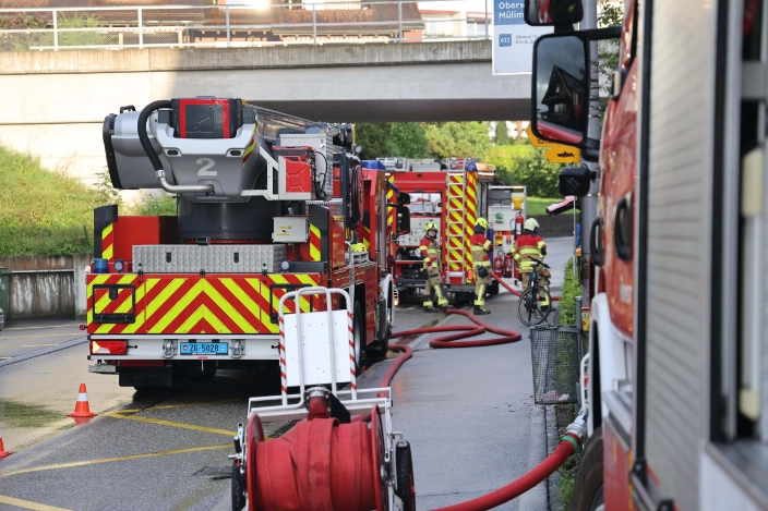 Feuer in Mehrfamilienhaus in Oberwil ZG: Eine Person im Spital, acht evakuiert Feuer in Mehrfamilienhaus in Oberwil ZG: Eine Person im Spital, acht evakuiert
