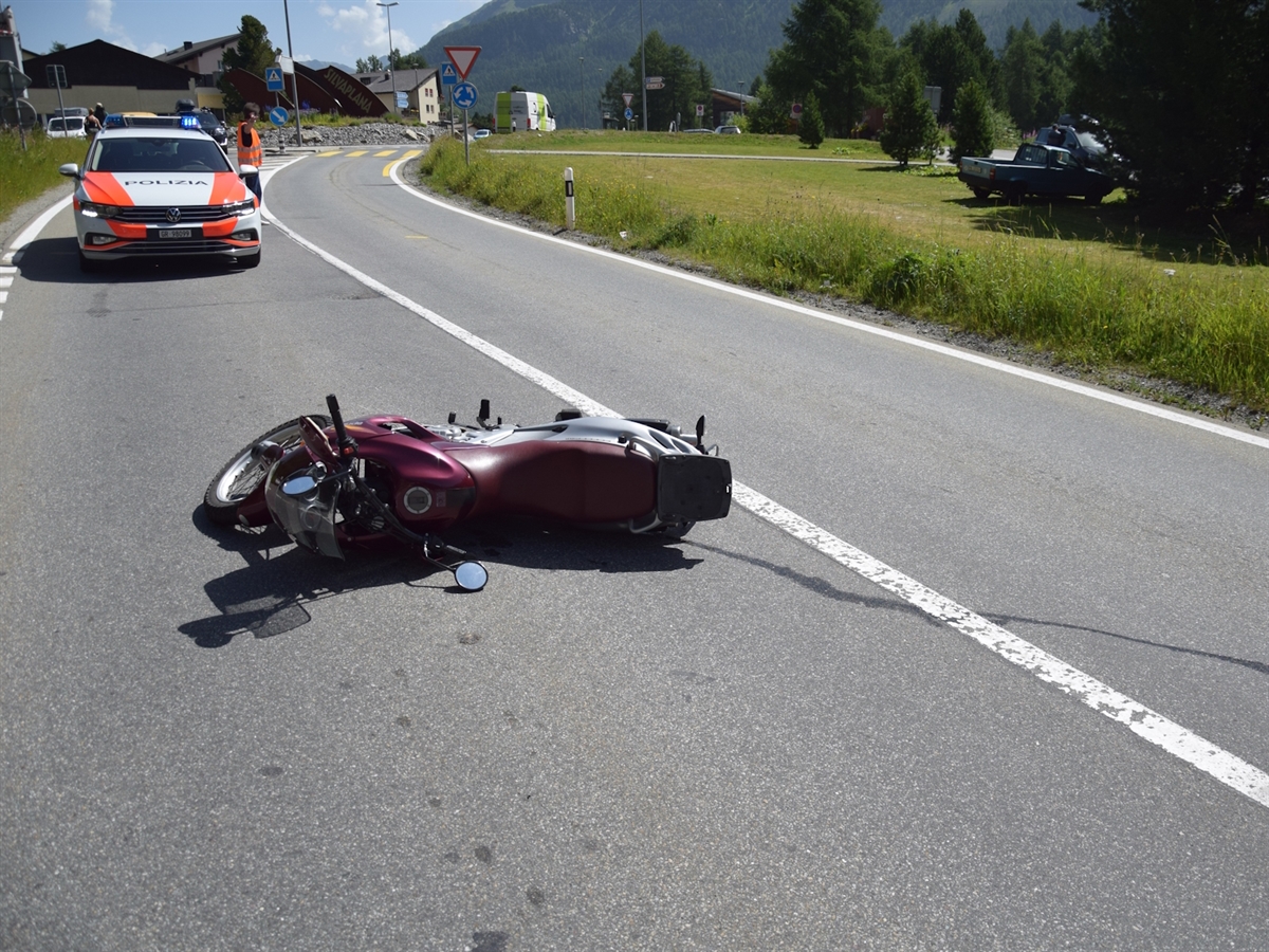 Zwei Verkehrsunfälle auf der Malojastrasse H3 in Silvaplana GR und Sils i.E./Segl GR Zwei Verkehrsunfälle auf der Malojastrasse H3 in Silvaplana GR und Sils i.E./Segl GR