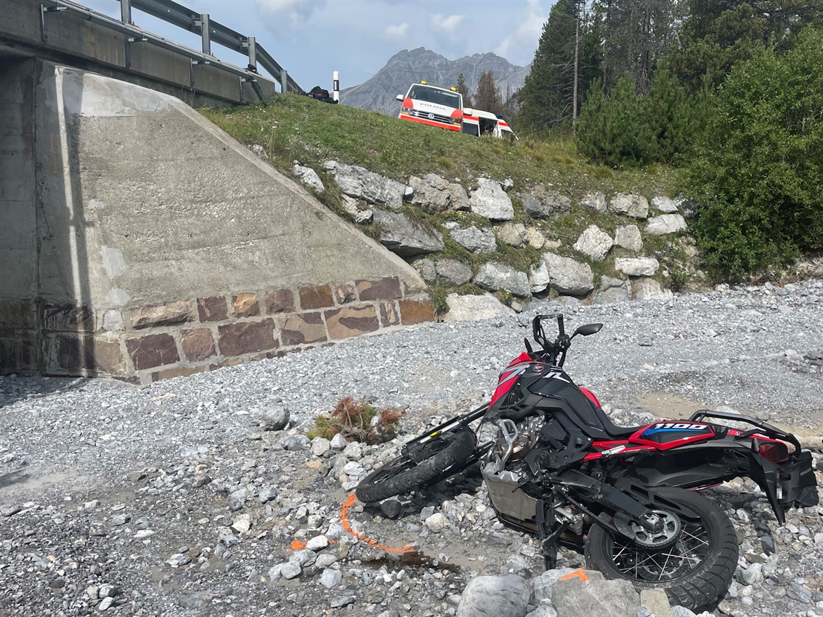 Motorradfahrer stürzt in Bachbett auf der Ofenbergstrasse Motorradfahrer stürzt in Bachbett auf der Ofenbergstrasse