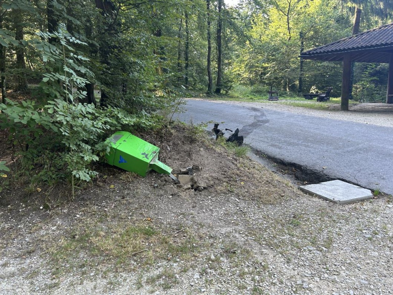 Unbekanntes Fahrzeug rammt Robidog-Behälter in Untersiggenthal AG Unbekanntes Fahrzeug rammt Robidog-Behälter in Untersiggenthal AG