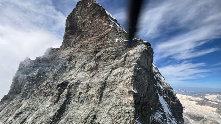 Tragischer Absturz am Matterhorn: Ein Alpinist stirbt, ein weiterer verletzt Tragischer Absturz am Matterhorn: Ein Alpinist stirbt, ein weiterer verletzt