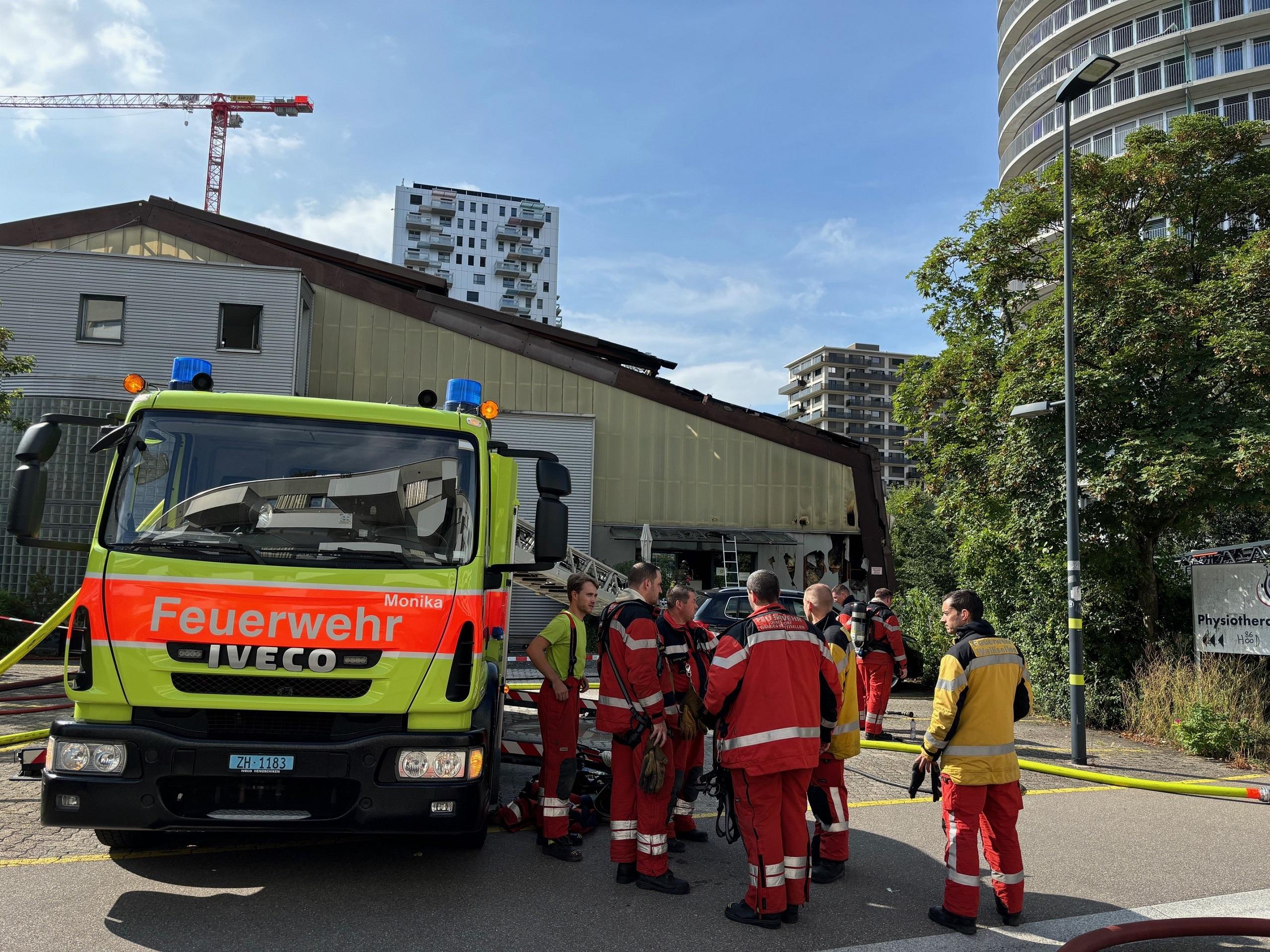 Brand in Tennishalle Dübendorf ZH verursacht erheblichen Sachschaden Brand in Tennishalle Dübendorf ZH verursacht erheblichen Sachschaden