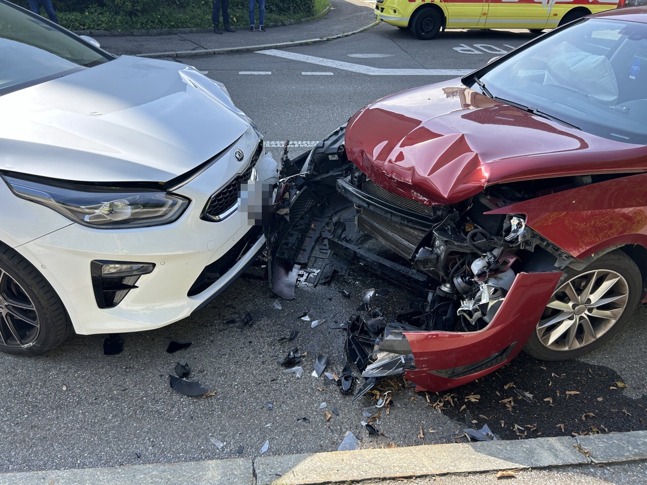 Frontalkollision in Rupperswil AG: Eine Person leicht verletzt Frontalkollision in Rupperswil AG: Eine Person leicht verletzt