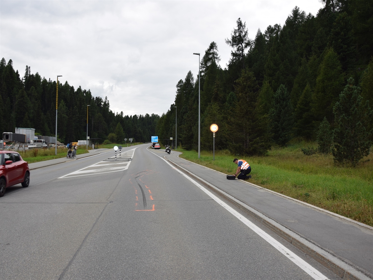 Motorradunfall auf der Engadinerstrasse in Graubünden Motorradunfall auf der Engadinerstrasse in Graubünden