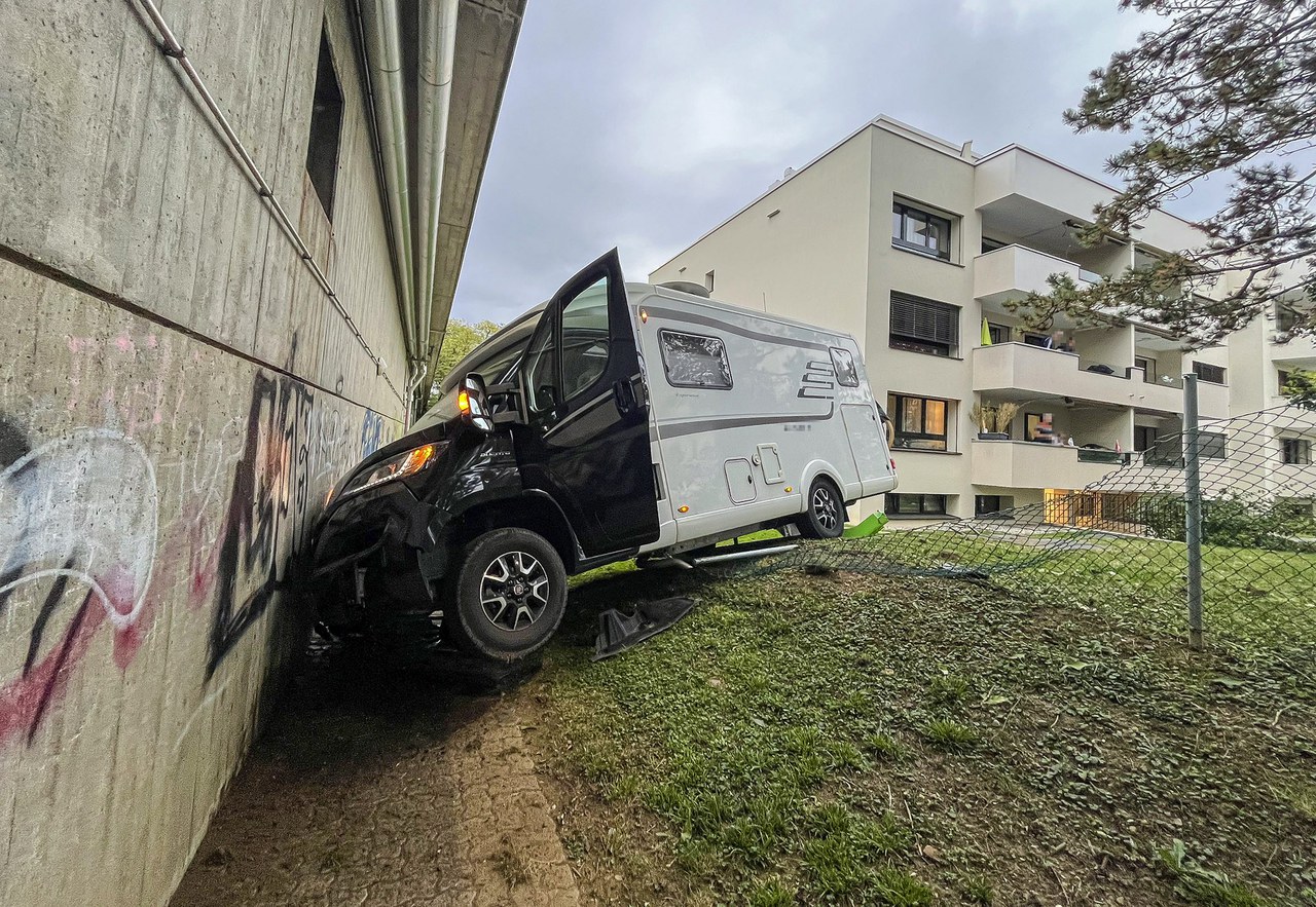 Wohnmobillenkerin verursacht Selbstunfall in Binningen BL Wohnmobillenkerin verursacht Selbstunfall in Binningen BL
