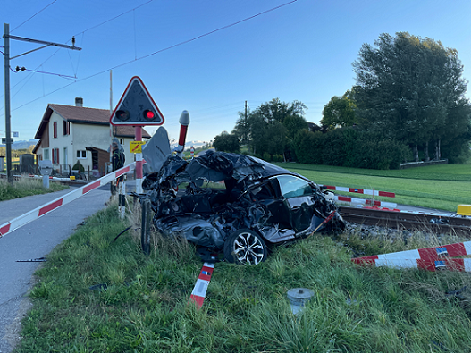 Unaufmerksame Fahrerin verursacht Unfall am Bahnübergang in Auboranges FR Unaufmerksame Fahrerin verursacht Unfall am Bahnübergang in Auboranges FR