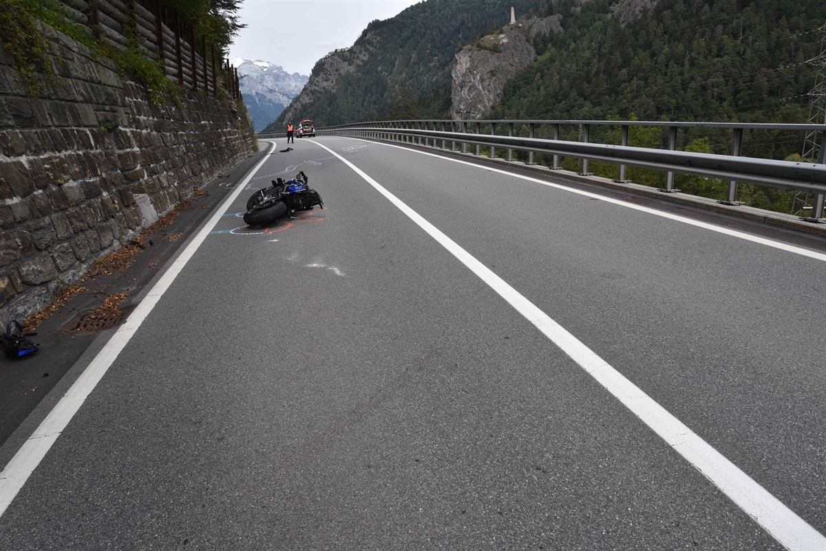 Selbstunfall eines Motorrades in Rhäzüns GR Selbstunfall eines Motorrades in Rhäzüns GR
