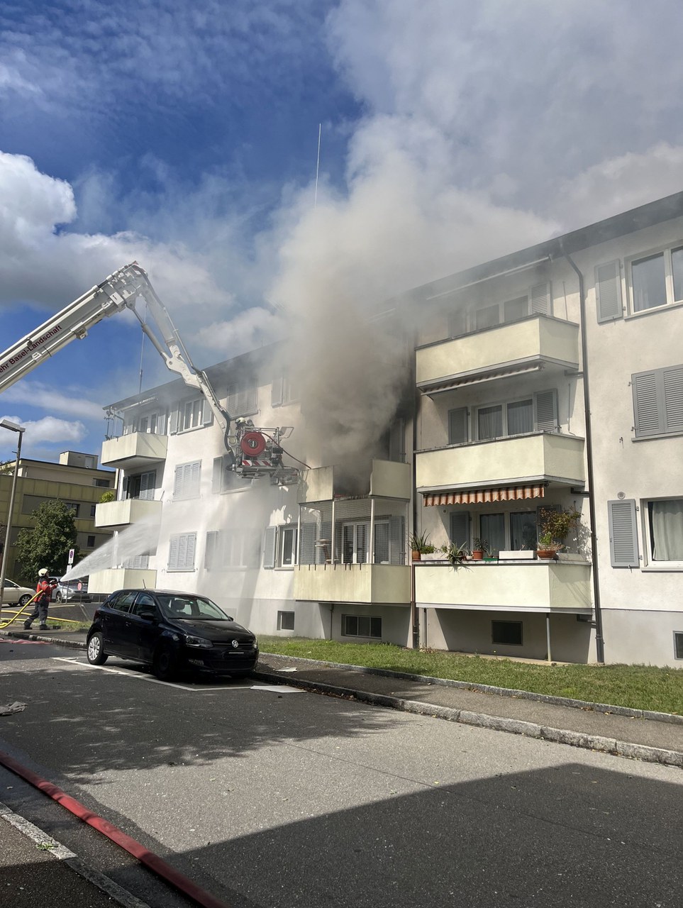 Explosion und Brand in Mehrfamilienhaus in Reinach BL: Eine Person verletzt Explosion und Brand in Mehrfamilienhaus in Reinach BL: Eine Person verletzt