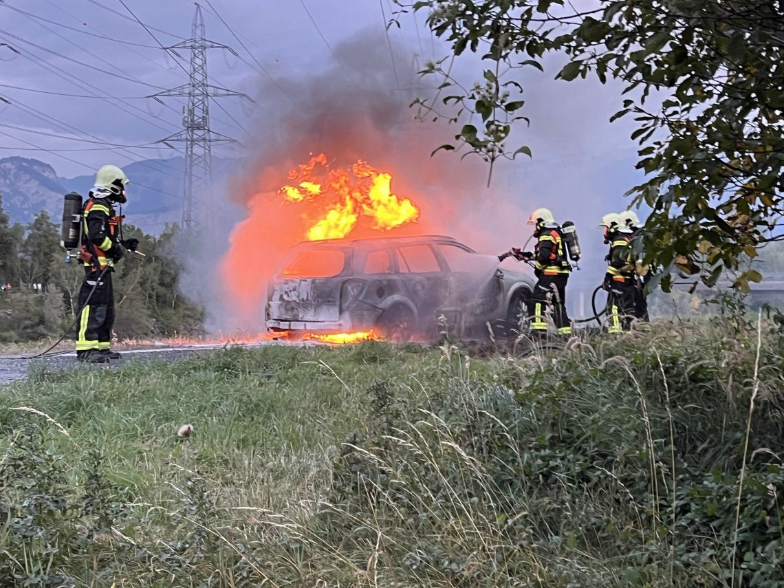 Zeugen gesucht: Verkehrsunfall und brennendes Auto in St. Gallen Zeugen gesucht: Verkehrsunfall und brennendes Auto in St. Gallen